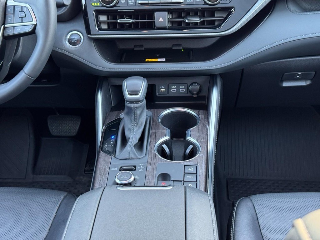 Toyota Highlander Vehicle Full-screen Gallery Image 19
