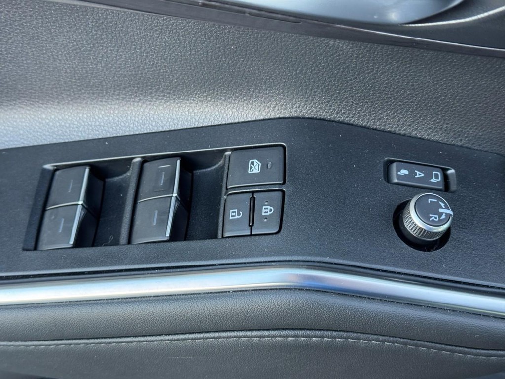 Toyota Highlander Vehicle Full-screen Gallery Image 20
