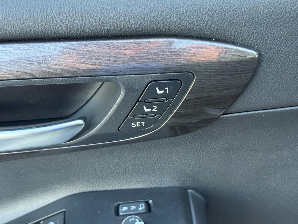 Toyota Highlander Vehicle Full-screen Gallery Image 21