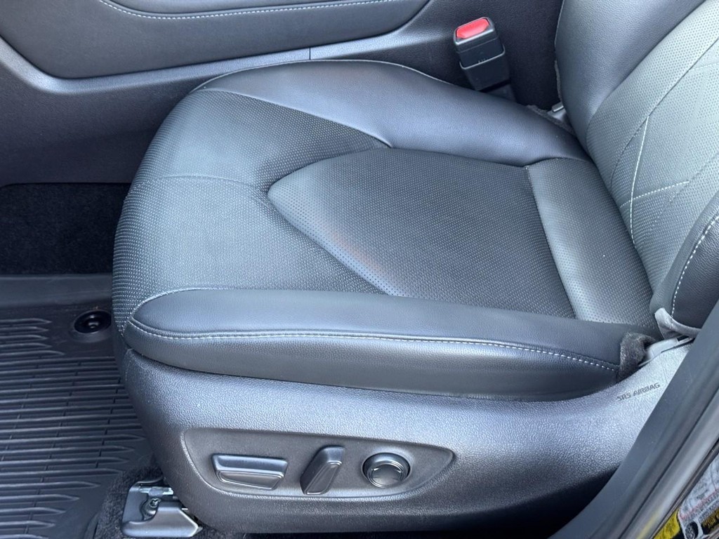Toyota Highlander Vehicle Full-screen Gallery Image 22