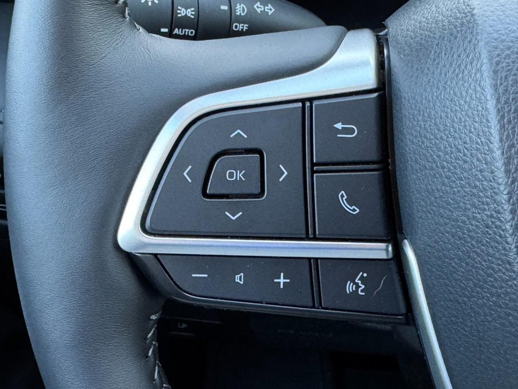 Toyota Highlander Vehicle Full-screen Gallery Image 24