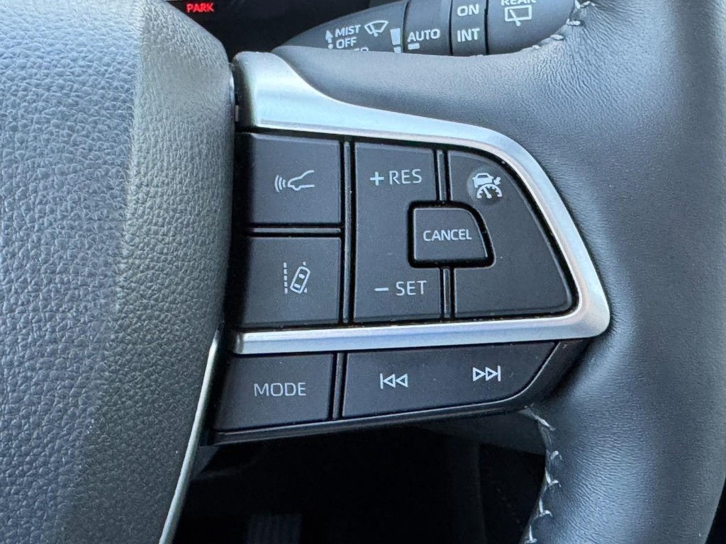 Toyota Highlander Vehicle Full-screen Gallery Image 25