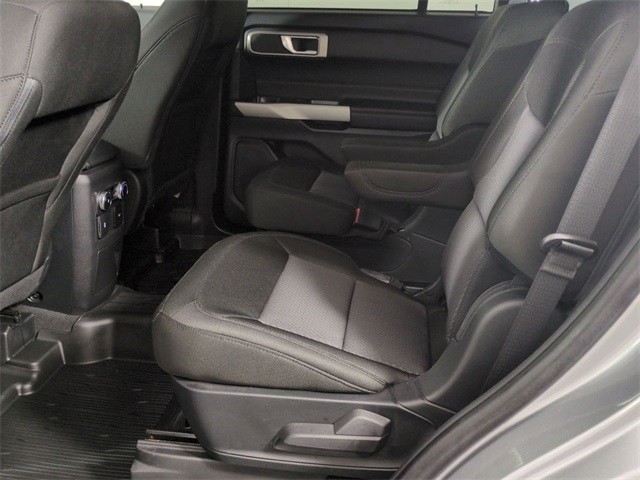 Ford Explorer Vehicle Full-screen Gallery Image 18