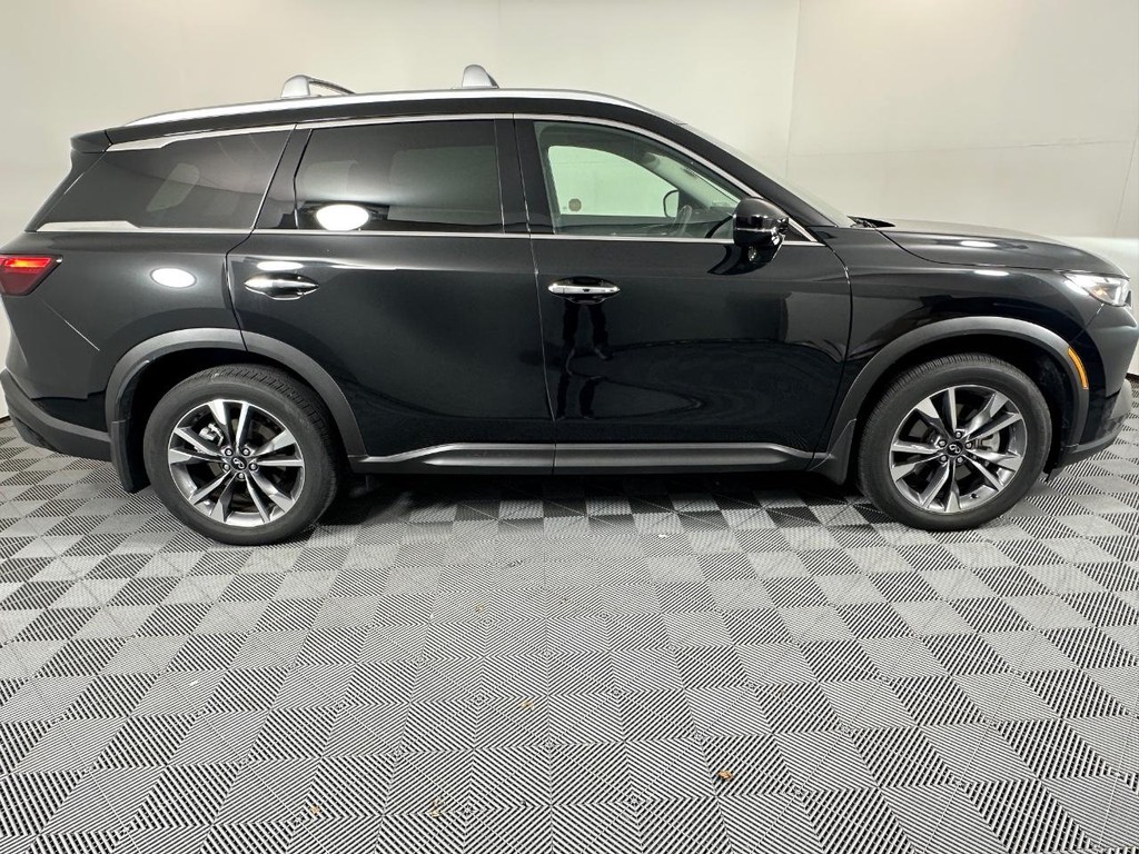 INFINITI QX60 Vehicle Full-screen Gallery Image 02