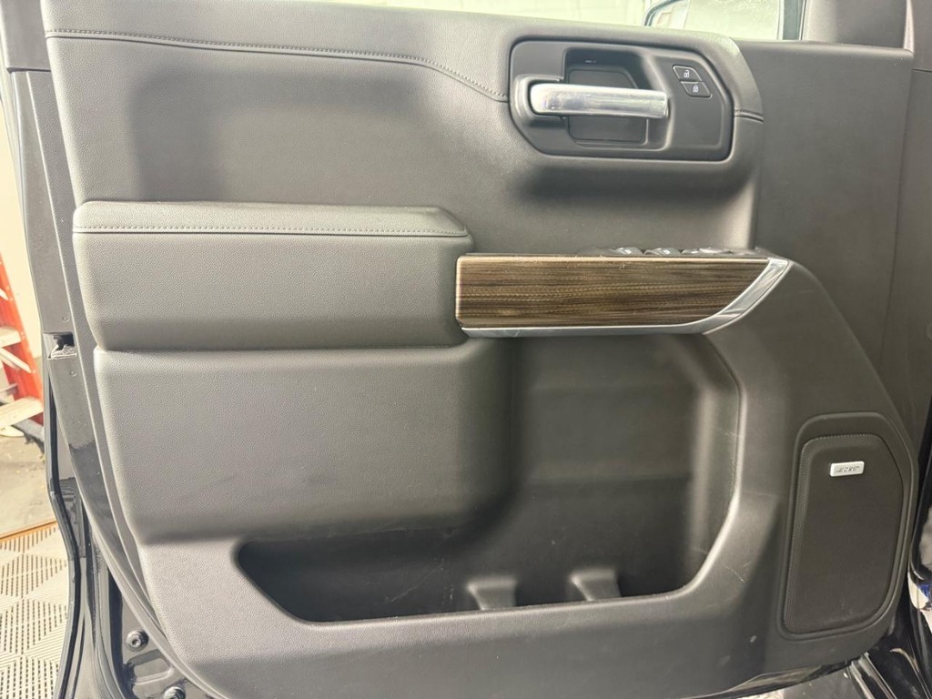 Chevrolet Silverado 1500 Vehicle Full-screen Gallery Image 13