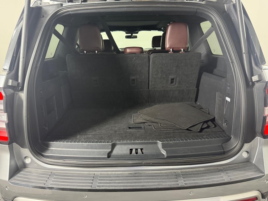Ford Expedition Max Vehicle Full-screen Gallery Image 05