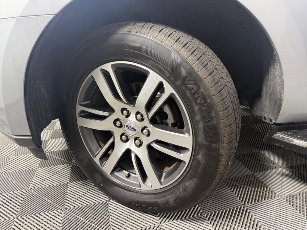 Ford Expedition Max Vehicle Full-screen Gallery Image 13