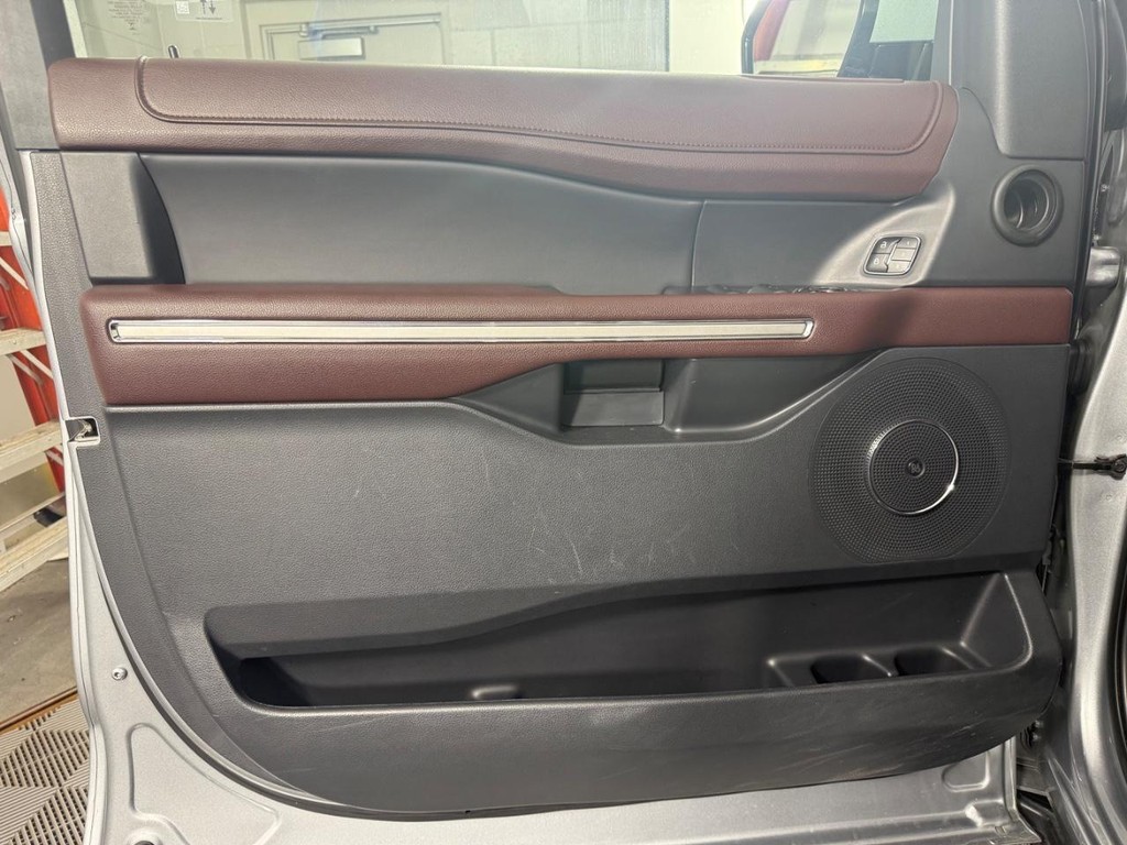 Ford Expedition Max Vehicle Full-screen Gallery Image 14