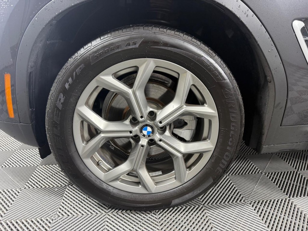 BMW X3 Vehicle Full-screen Gallery Image 12