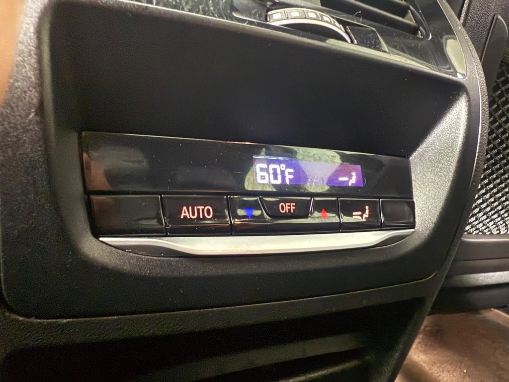 BMW X3 Vehicle Full-screen Gallery Image 17