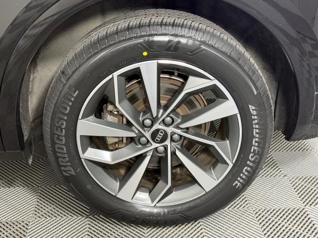 Audi Q5 Vehicle Full-screen Gallery Image 11