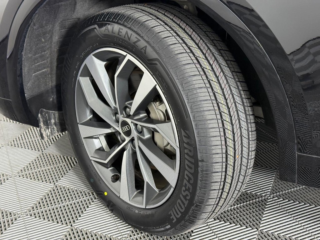 Audi Q5 Vehicle Full-screen Gallery Image 12