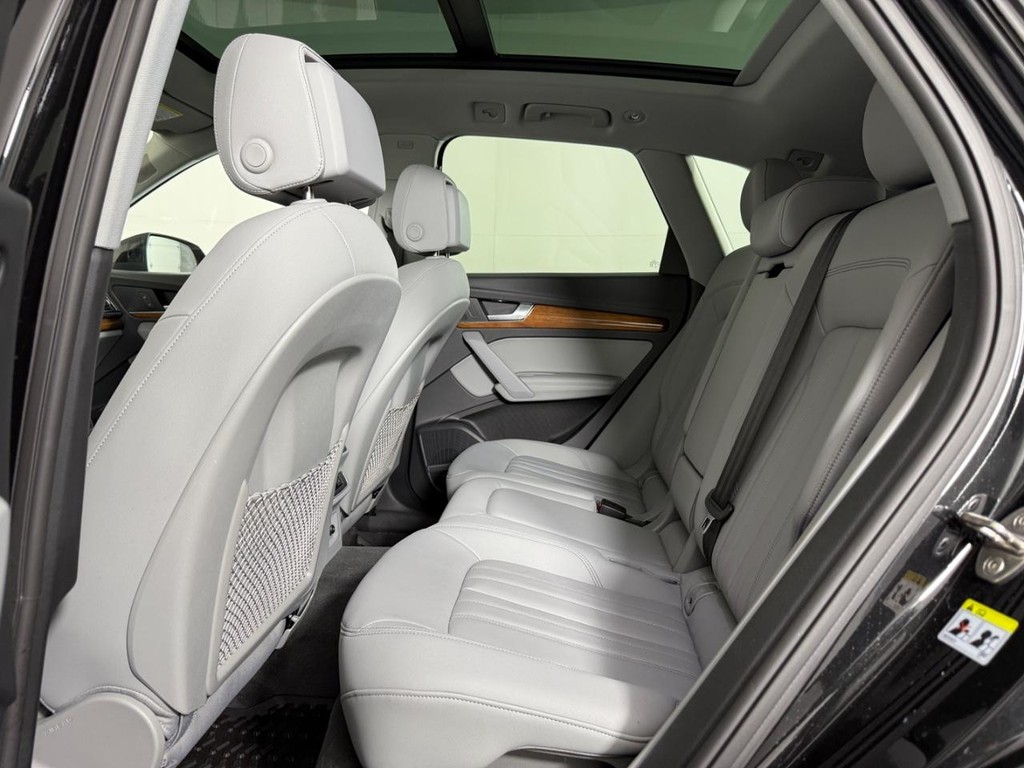 Audi Q5 Vehicle Full-screen Gallery Image 14