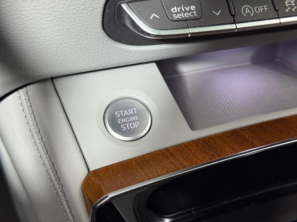 Audi Q5 Vehicle Full-screen Gallery Image 24