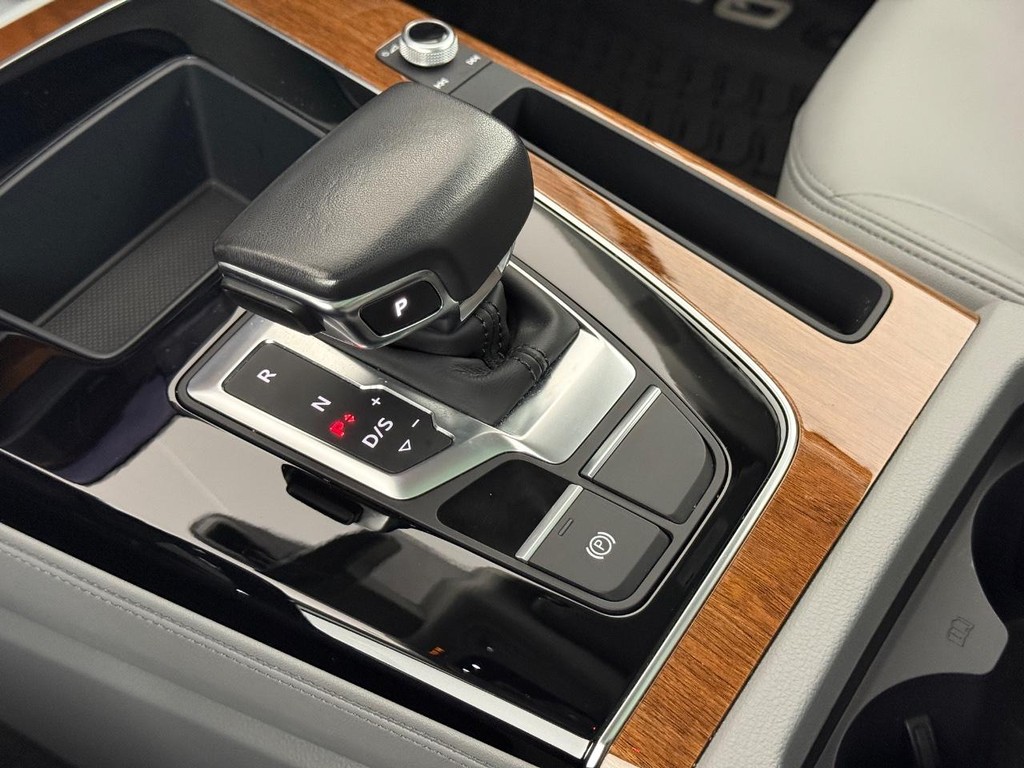 Audi Q5 Vehicle Full-screen Gallery Image 25