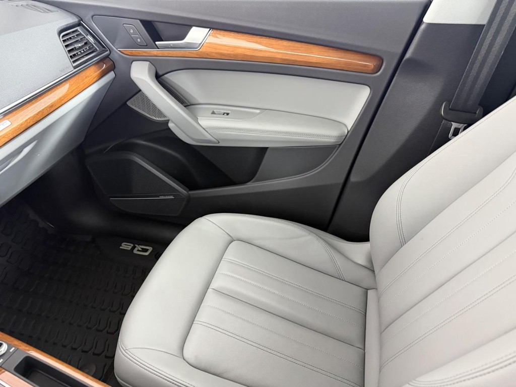 Audi Q5 Vehicle Full-screen Gallery Image 26