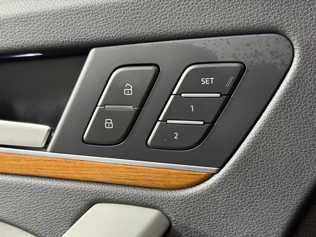 Audi Q5 Vehicle Full-screen Gallery Image 28