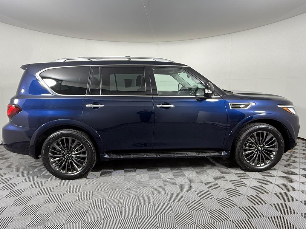 INFINITI QX80 Vehicle Full-screen Gallery Image 02