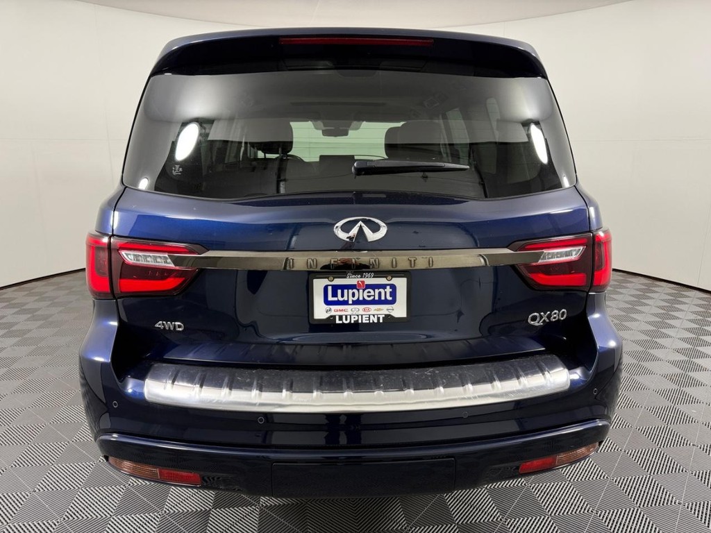 INFINITI QX80 Vehicle Full-screen Gallery Image 04