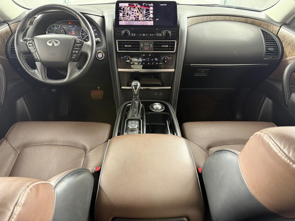 INFINITI QX80 Vehicle Full-screen Gallery Image 15