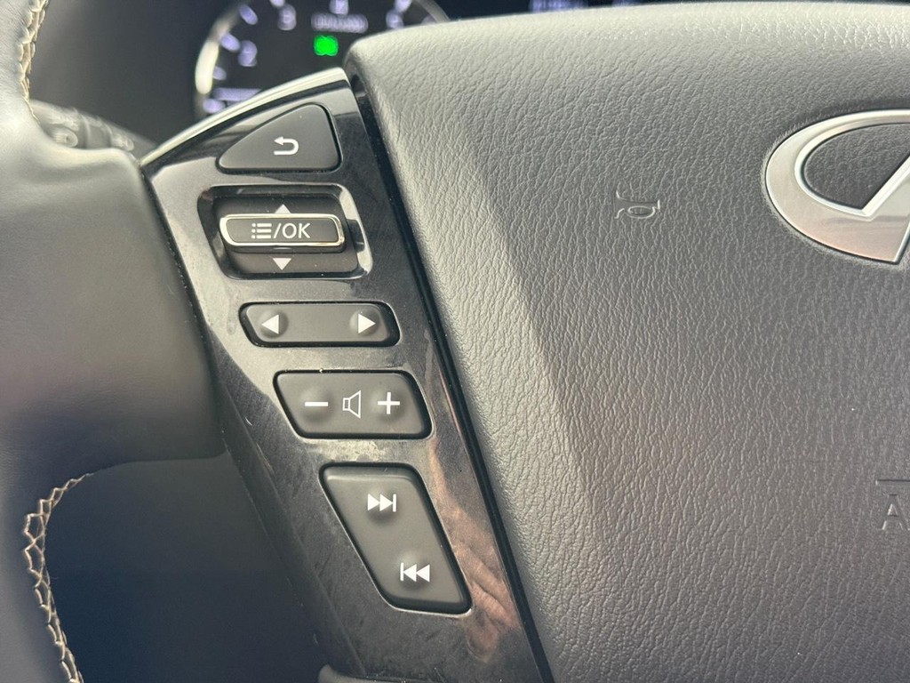 INFINITI QX80 Vehicle Full-screen Gallery Image 17