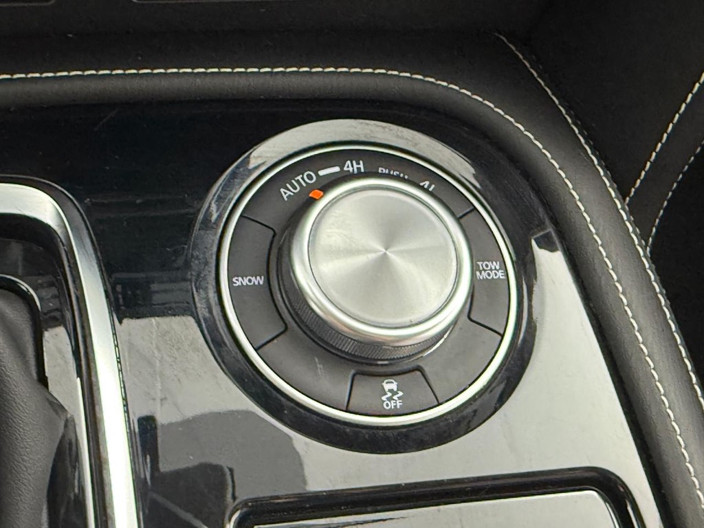 INFINITI QX80 Vehicle Full-screen Gallery Image 25