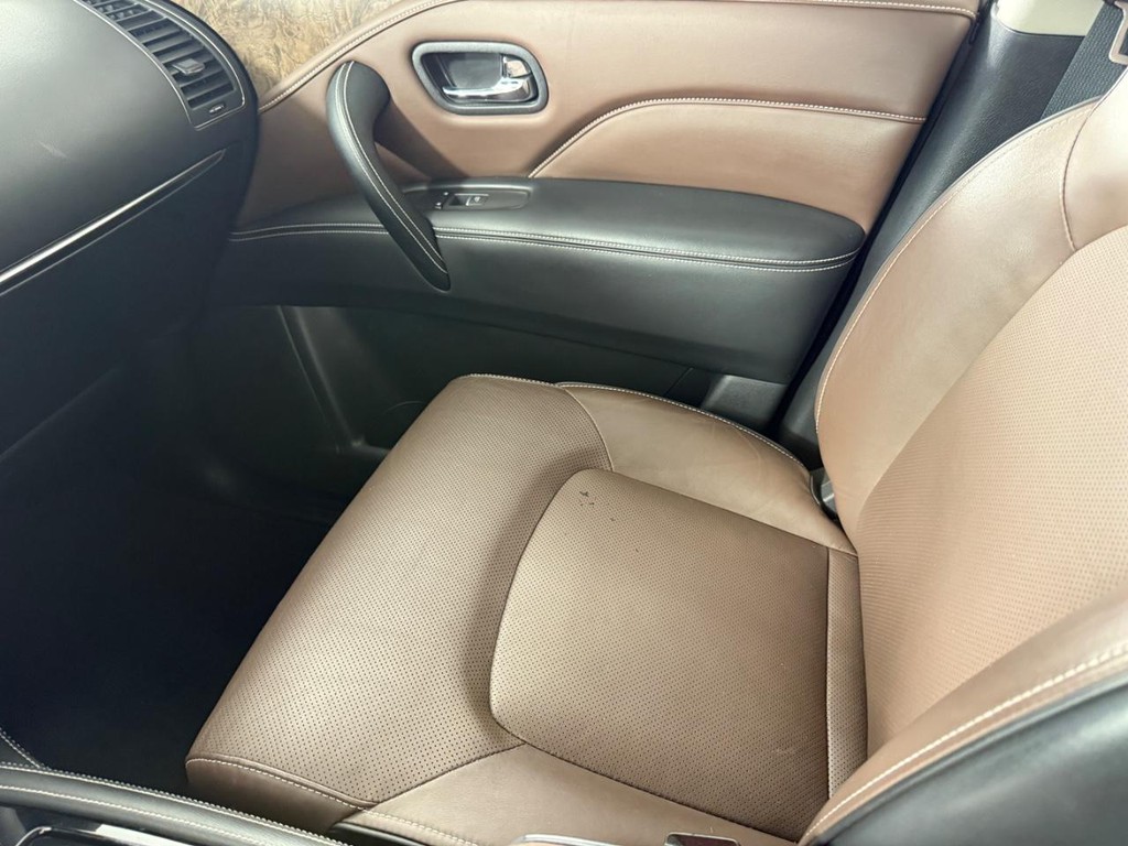 INFINITI QX80 Vehicle Full-screen Gallery Image 26