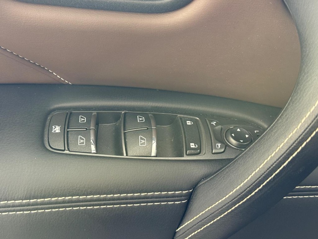 INFINITI QX80 Vehicle Full-screen Gallery Image 30