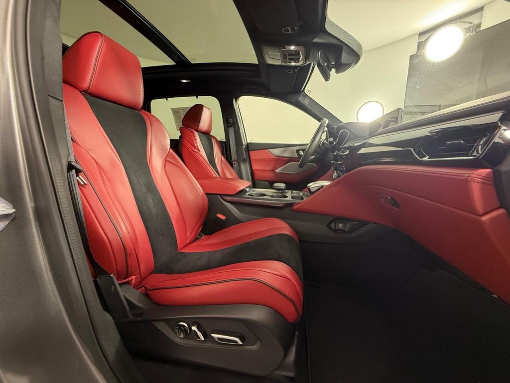 Acura MDX Vehicle Full-screen Gallery Image 12