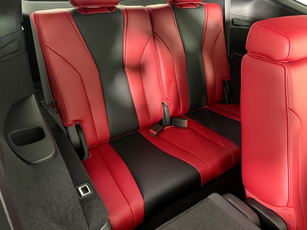 Acura MDX Vehicle Full-screen Gallery Image 13