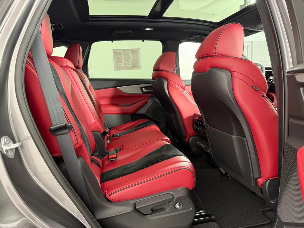 Acura MDX Vehicle Full-screen Gallery Image 14