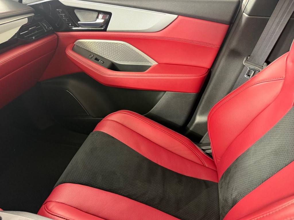 Acura MDX Vehicle Full-screen Gallery Image 30