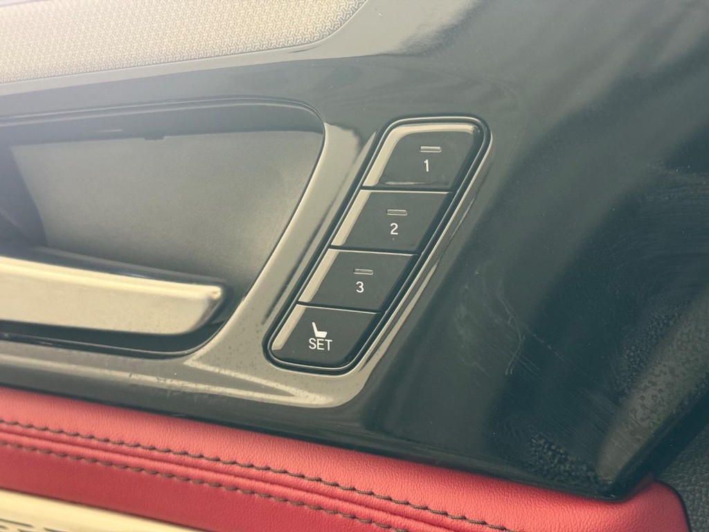 Acura MDX Vehicle Full-screen Gallery Image 32