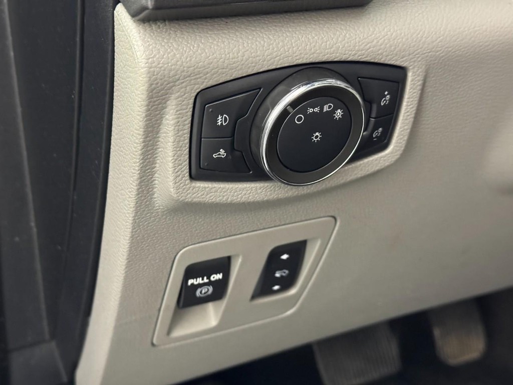 Ford F-150 Vehicle Full-screen Gallery Image 16