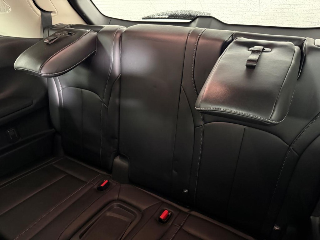 INFINITI QX60 Vehicle Full-screen Gallery Image 17