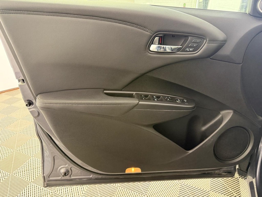 Acura RDX Vehicle Full-screen Gallery Image 16