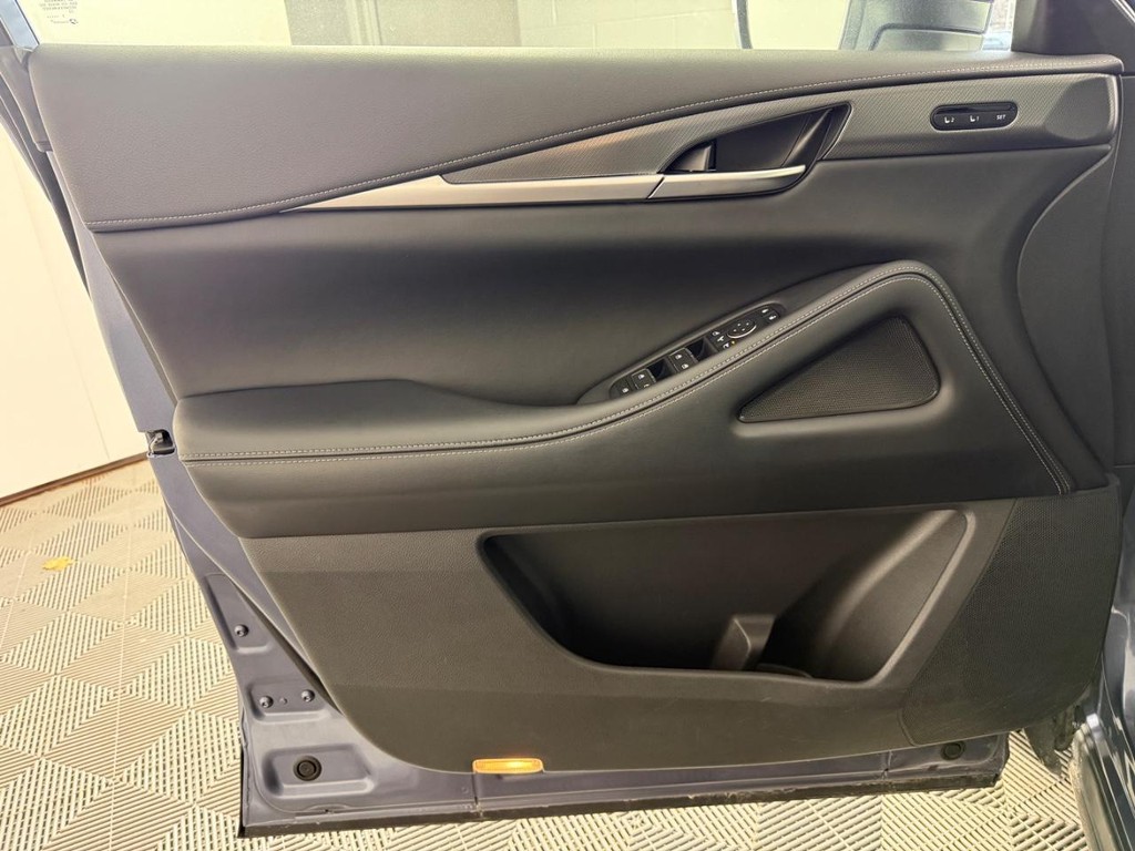 INFINITI QX60 Vehicle Full-screen Gallery Image 14