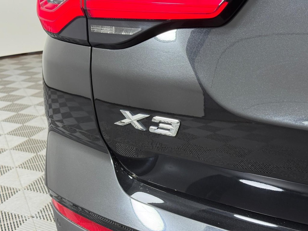 BMW X3 Vehicle Full-screen Gallery Image 05