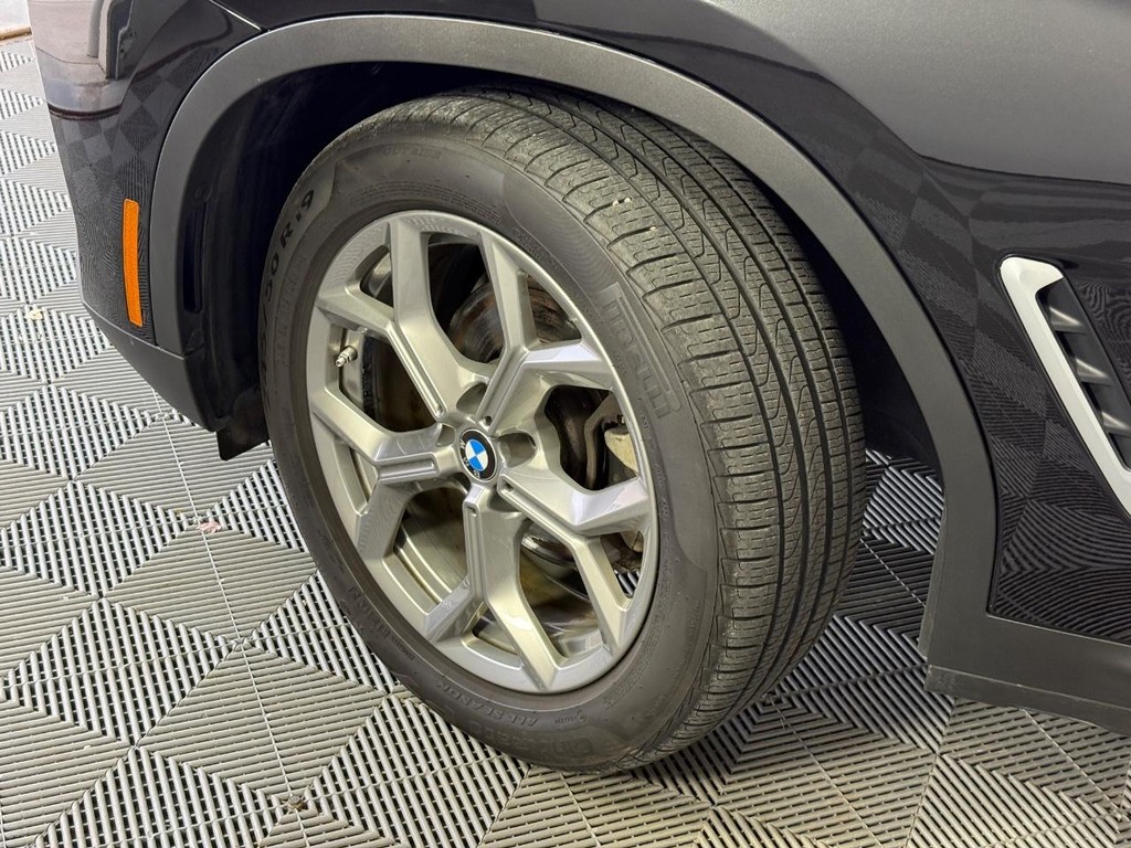 BMW X3 Vehicle Full-screen Gallery Image 12