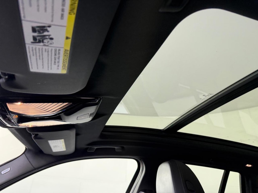 BMW X3 Vehicle Full-screen Gallery Image 13