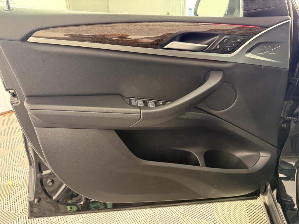 BMW X3 Vehicle Full-screen Gallery Image 15