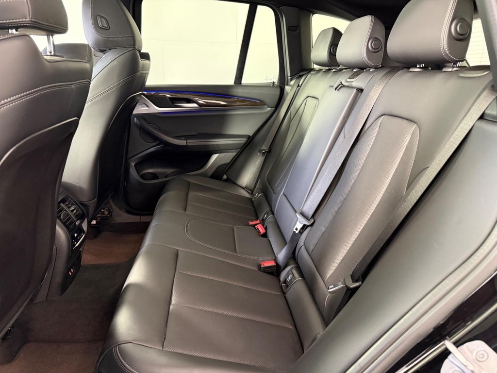 BMW X3 Vehicle Full-screen Gallery Image 16