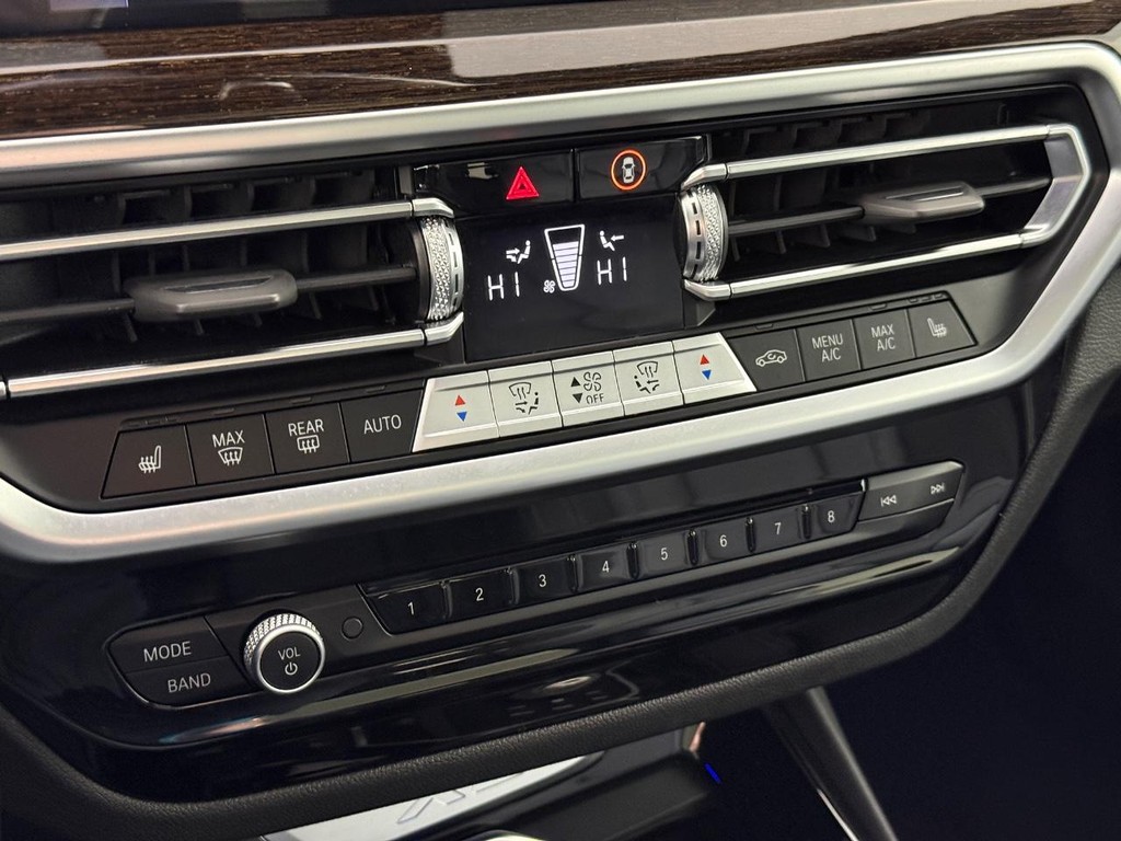 BMW X3 Vehicle Full-screen Gallery Image 21