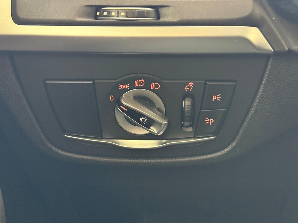 BMW X3 Vehicle Full-screen Gallery Image 26