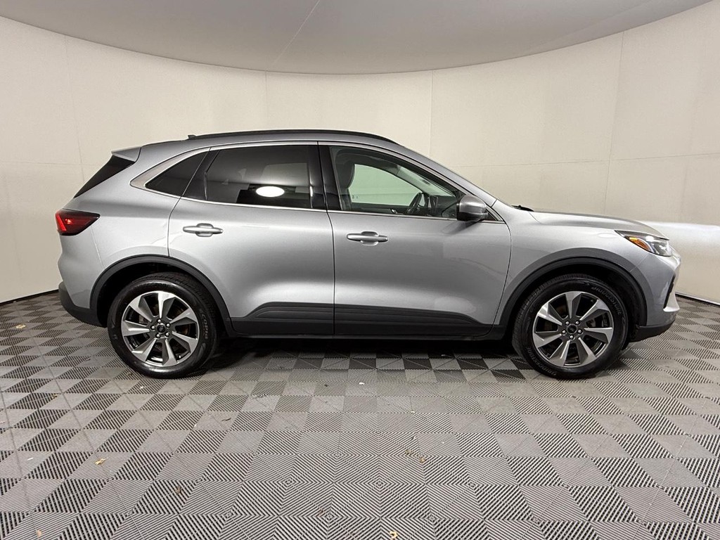 Ford Escape Vehicle Full-screen Gallery Image 02