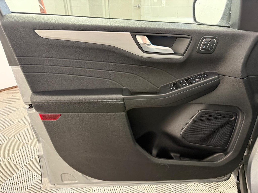 Ford Escape Vehicle Full-screen Gallery Image 13