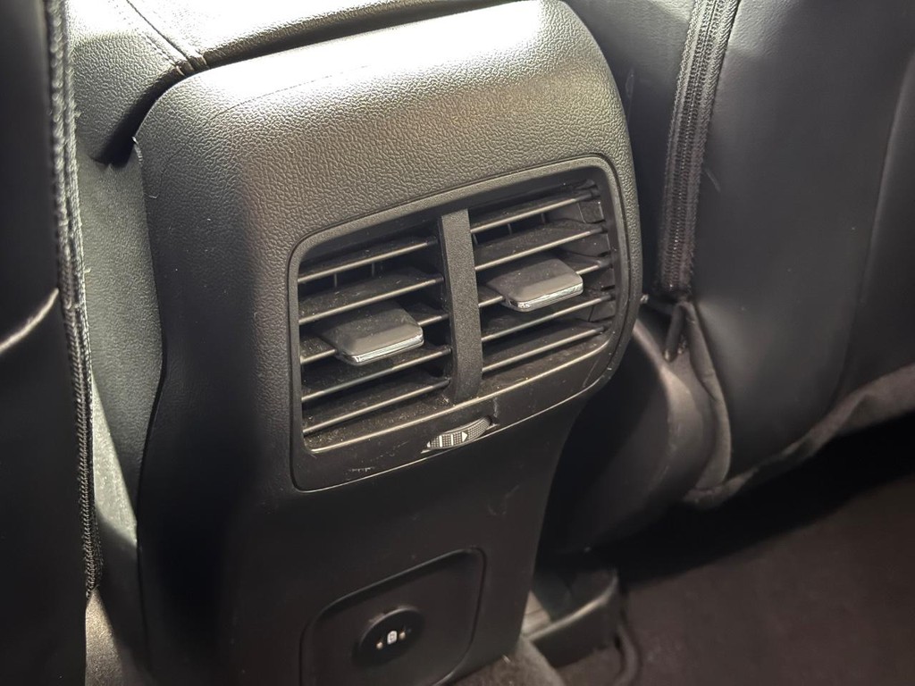 Ford Escape Vehicle Full-screen Gallery Image 16