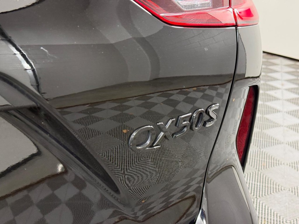 INFINITI QX50 Vehicle Full-screen Gallery Image 05
