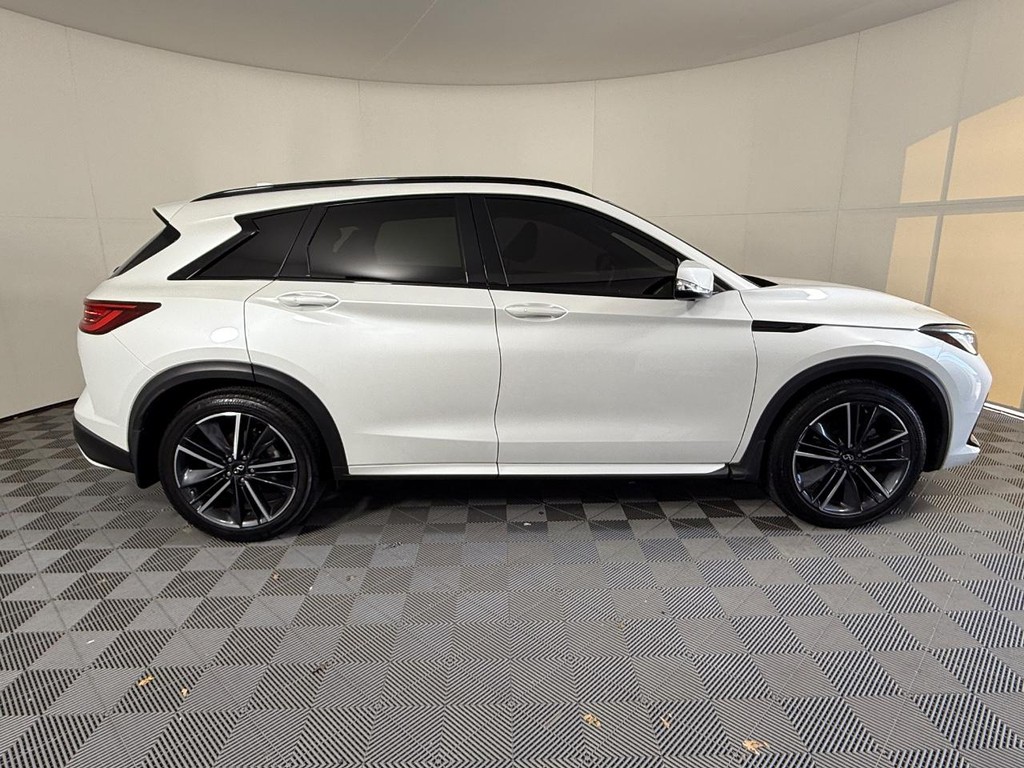 INFINITI QX50 Vehicle Full-screen Gallery Image 02