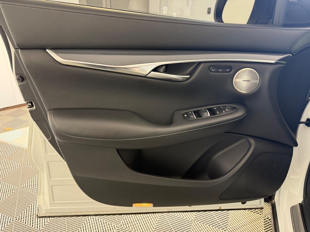 INFINITI QX50 Vehicle Full-screen Gallery Image 14
